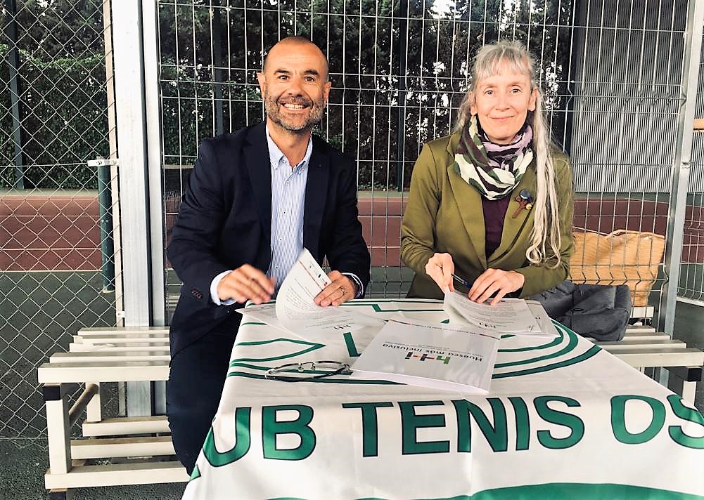Gonzalo Corrales presidente del club y Marta Peña gerente de CADIS firmando el convenio