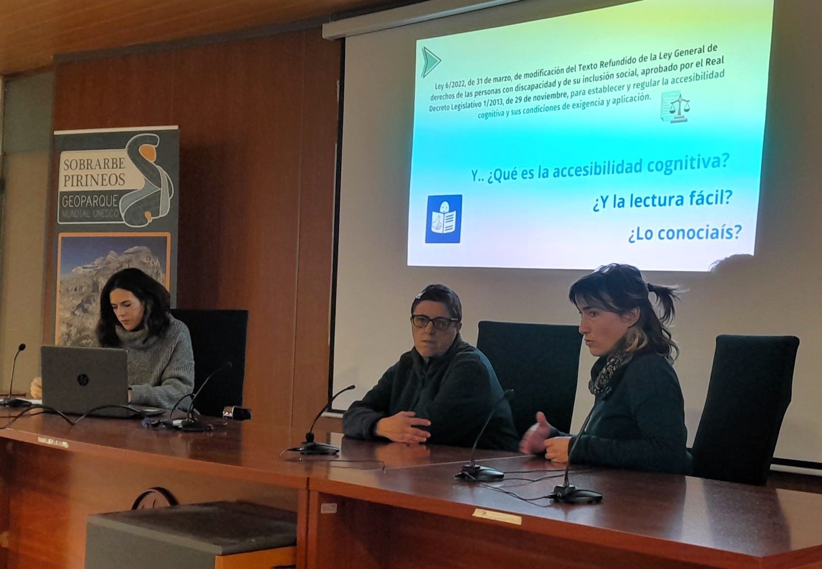 Miembros del grupo evaluador durante la presentación informe accesibilidad en Boltaña 111224 