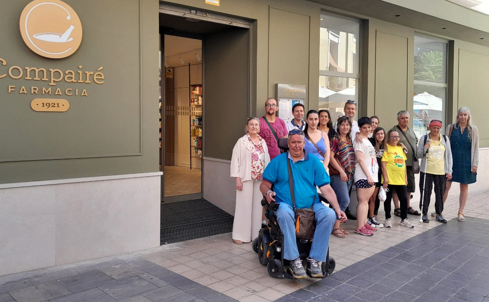 gRUPO EVALUADOR FRENTE A FARMACIA COMPAIRÉ